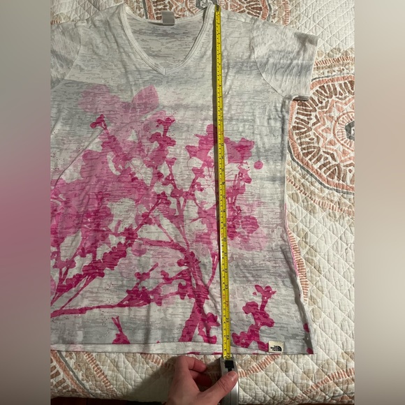 The North Face Pink and White Patterned V-neck T-shirt - Picture 6 of 7